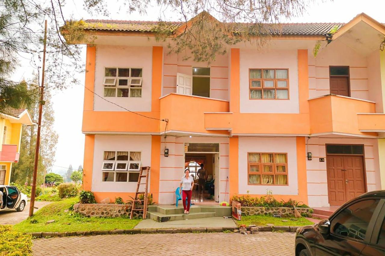 Villa Bukit Indah Brastagi / Berastagi Exteriör bild